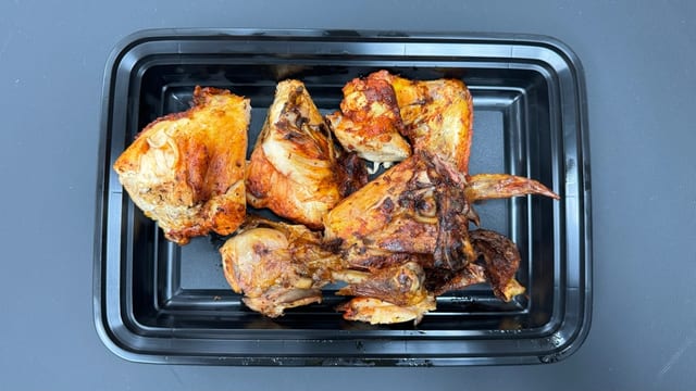 1/2 Pollo al carbon salsa & tortillas.