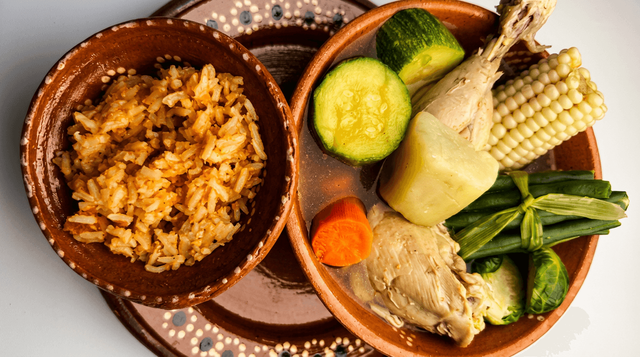 Caldo de pollo.